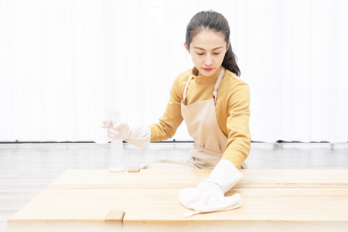 年轻女性打扫房间场景