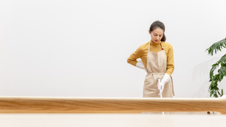 年轻女性打扫房间场景