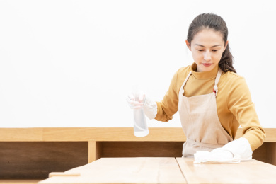 年轻女性打扫房间场景