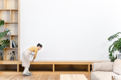 年轻女性打扫房间场景