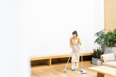 年轻女性打扫房间场景