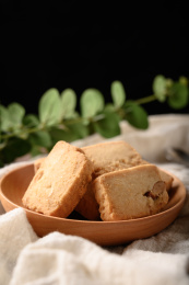 桌面上的木盘子里的美味可口的曲奇