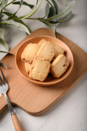 桌面上的木盘子里的美味可口的曲奇