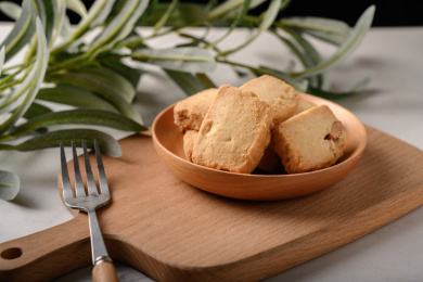 桌面上的木盘子里的美味可口的曲奇