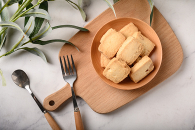 桌面上的木盘子里的美味可口的曲奇