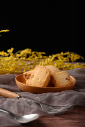 桌面上的木盘子里的美味可口的曲奇