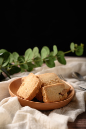 桌面上的木盘子里的美味可口的曲奇