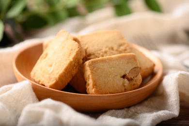 桌面上的木盘子里的美味可口的曲奇