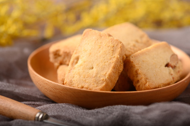 桌面上的木盘子里的美味可口的曲奇