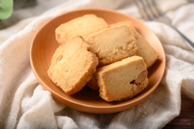 桌面上的木盘子里的美味可口的曲奇