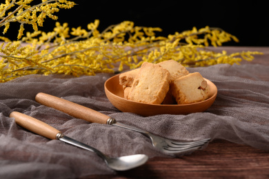 桌面上的木盘子里的美味可口的曲奇