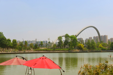 中国四川成都江滩公园水景及科华路府河大桥