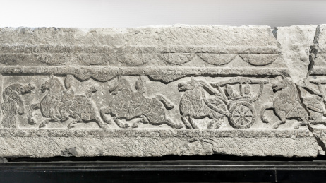 徐州汉文化景区内汉画像石车马迎宾图