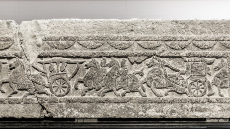 江苏徐州汉文化景区内汉画像石车马迎宾图