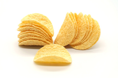 白色背景中美味的休闲食品薯片