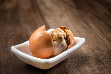 棕色木纹桌上放着一盘毛蛋