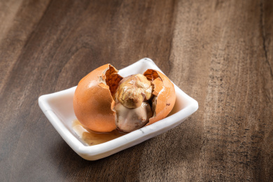 棕色木纹桌上放着一盘毛蛋