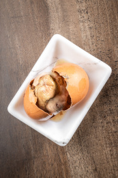 棕色木纹桌上放着一盘毛蛋