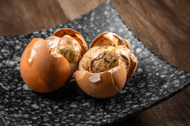 棕色木纹桌上放着一盘毛蛋