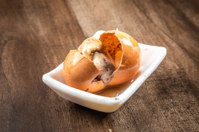 棕色木纹桌上放着一盘毛蛋