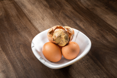 棕色木纹桌上放着一盘毛蛋