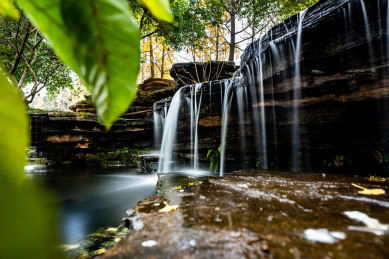 四川大学江安校区综合楼前的瀑布