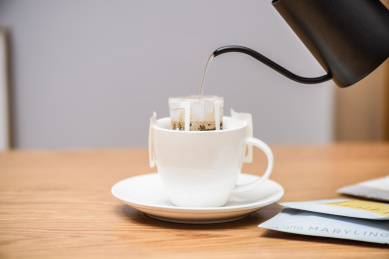 咖啡杯中的挂耳咖啡