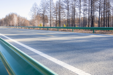 秋天内蒙古白桦林中的公路路面
