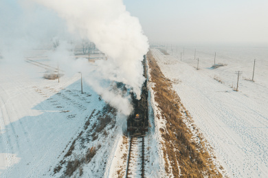 冬季下雪天的蒸汽火车航拍