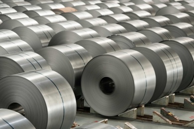 厂房内部正在吊装的不锈钢卷板