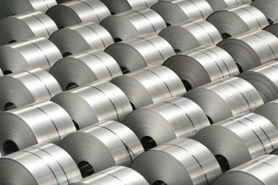 厂房内部正在吊装的不锈钢卷板