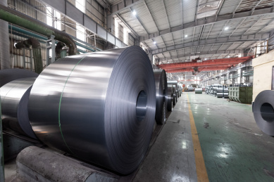 厂房内部正在吊装的不锈钢卷板