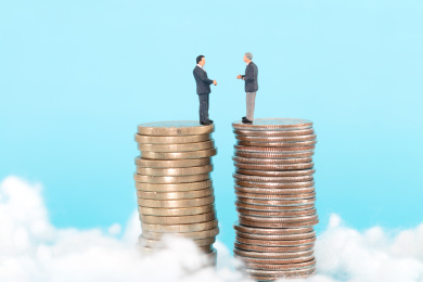 站在美元硬币上的人物和站在欧元硬币上的人