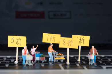 电脑键盘上的微缩场景购物者和折扣标签