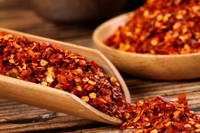 木底上竹勺里挖着秦椒辣椒面