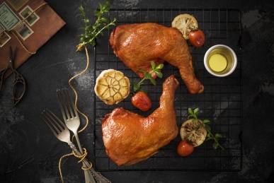 烤架上的整只烤鸡腿