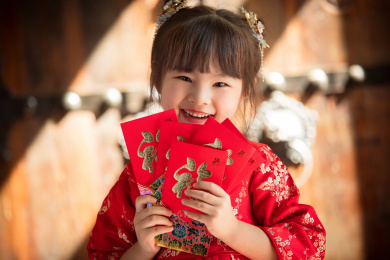 可爱的小女孩拿着红包