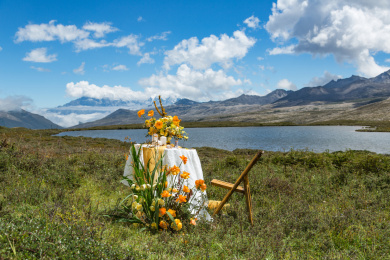 中国四川甘孜康巴地区海子边布置花艺的桌椅