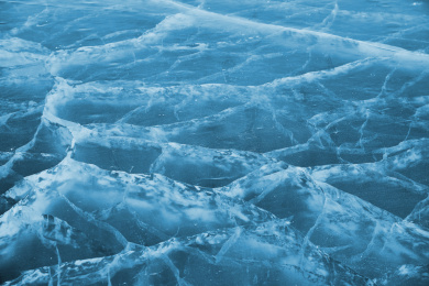 冬天冻结的湖面冰层花纹