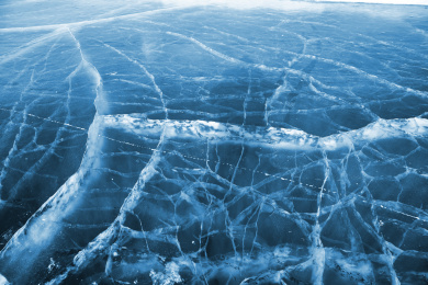 冬天冻结的湖面冰层花纹