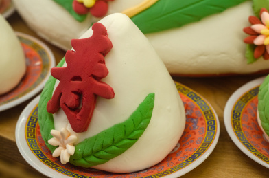 一个镶嵌大红寿字的青岛胶东大饽饽