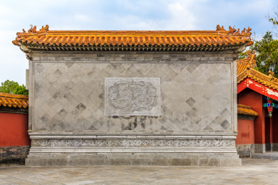 黄色琉璃瓦雕龙照壁，河南永城汉兴源景区