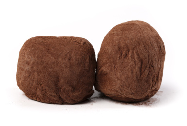 白底上放着两颗完整的巧克力奶酪枣