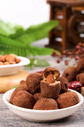 木底上放着一盘巧克力奶酪枣