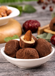 木底上放着一碟巧克力奶酪枣