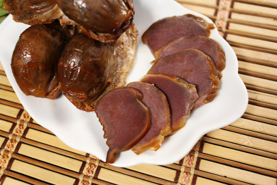 深色背景盘中卤鸭胗