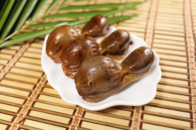 深色背景盘中卤鸭胗