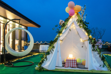 户外阳台上的露营夜晚景观