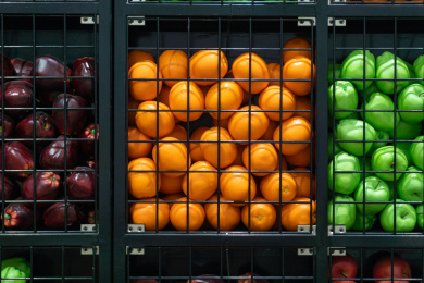 放在铁框中的大量水果