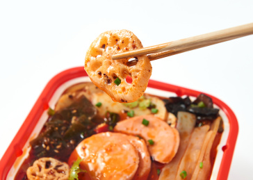 白色背景上摆放的牛油鸭血火腿自热小火锅